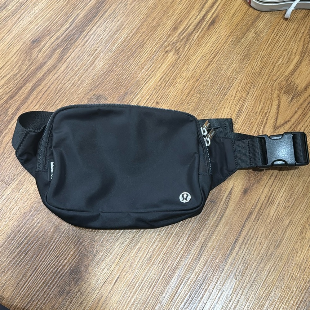 Lululemon Everywhere Belt Bag
